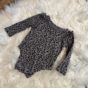 Old Navy Baby Girl Gray Leopard Print Long Sleeve Bodysuit Size 6-12 Months